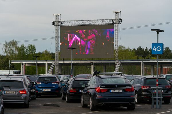 Кинотеатр под открытым небом на крыше автостоянки торгового парка Alfa - Sputnik Латвия