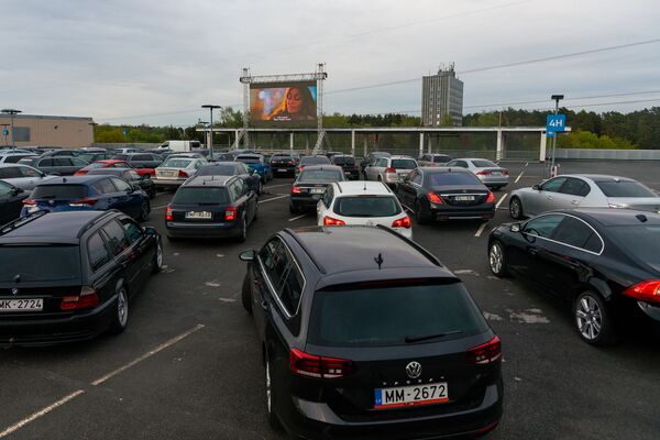 Kinoteātris zem klajas debess uz tirdzniecības parka Alfa autostāvvietas jumta - Sputnik Latvija