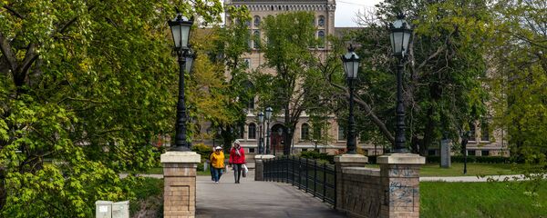 Здание Латвийского университета и пешеходный мост через Рижский канал у Национальной оперы - Sputnik Латвия