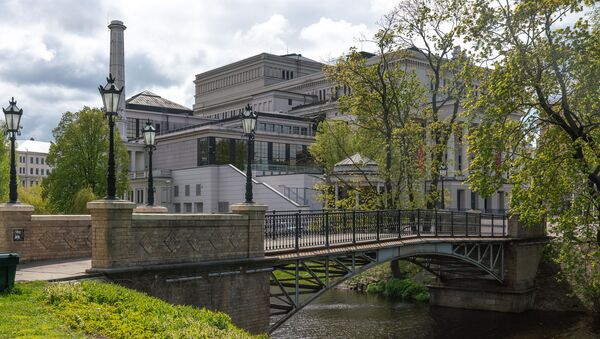 Пешеходный мост через Рижский канал и здание Латвийской национальной оперы - Sputnik Латвия