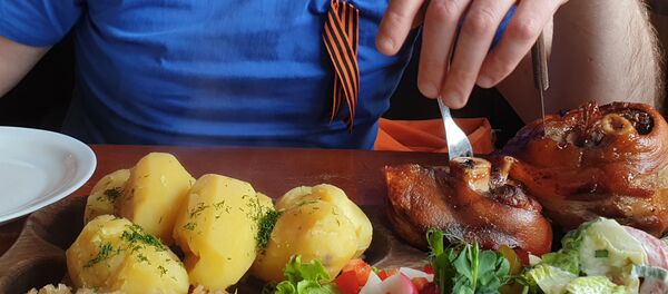 Посещение ресторана Kūriņš блогером Денисом Бартецким Посещение ресторана Kūriņš блогером Денисом Бартецким - Sputnik Latvija