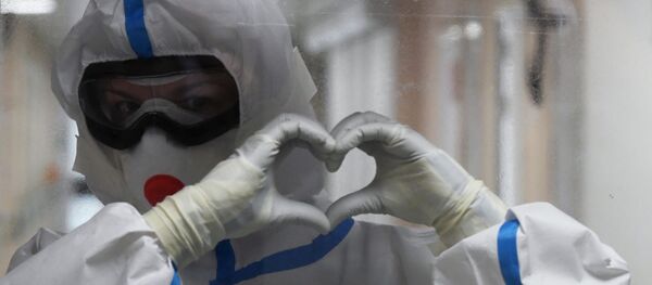 Медик в красной зоне госпиталя COVID-19 Медик в красной зоне госпиталя COVID-19 - Sputnik Latvija