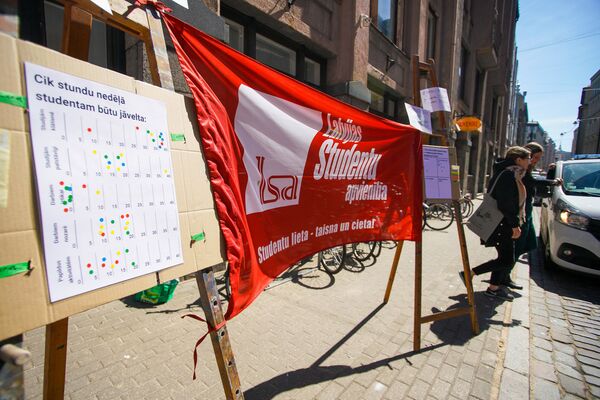 Должен работать, чтобы есть: студенты в Риге просят не разрушать будущее Латвии - Sputnik Латвия