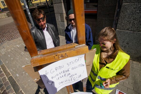 Должен работать, чтобы есть: студенты в Риге просят не разрушать будущее Латвии - Sputnik Латвия
