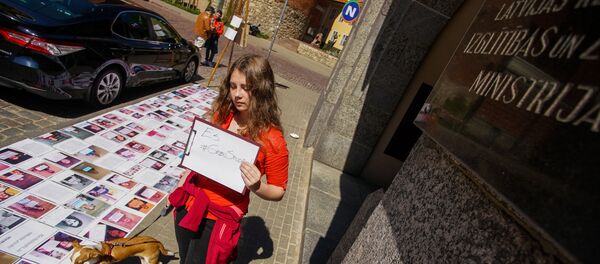 Пикет Латвийского студенческого объединения Хочу учиться для привлечения внимания к проблемам обучения в вузах в период коронавирусного кризиса Пикет Латвийского студенческого объединения Хочу учиться для привлечения внимания к проблемам обучения в вузах в период коронавирусного кризиса - Sputnik Латвия