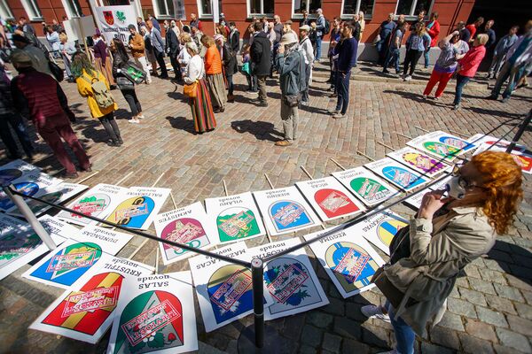 Против краевой реформы и цифрового переворота: у здания Сейма прошел пикет Против краевой реформы и цифрового переворота: у здания Сейма прошел пикет - Sputnik Латвия