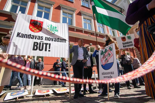 Пикет у здания Сейма против утверждения краевой реформы на удаленном заседании - Sputnik Латвия