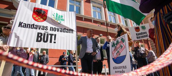 Пикет у здания Сейма против утверждения краевой реформы на удаленном заседании - Sputnik Латвия