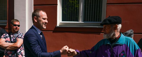 Пикет у здания Сейма против утверждения краевой реформы на удаленном заседании Пикет у здания Сейма против утверждения краевой реформы на удаленном заседании - Sputnik Латвия