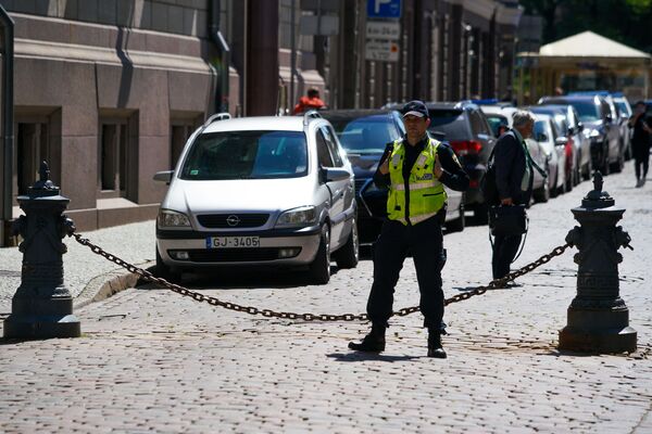 Униженная и разделенная Латвия: зачем люди с плакатами собрались у здания Сейма - Sputnik Латвия