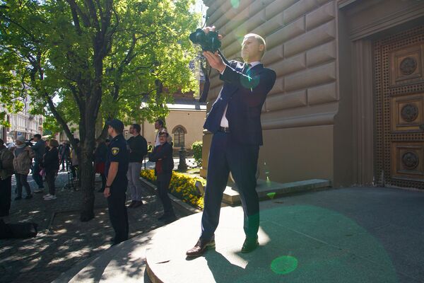 Униженная и разделенная Латвия: зачем люди с плакатами собрались у здания Сейма - Sputnik Латвия