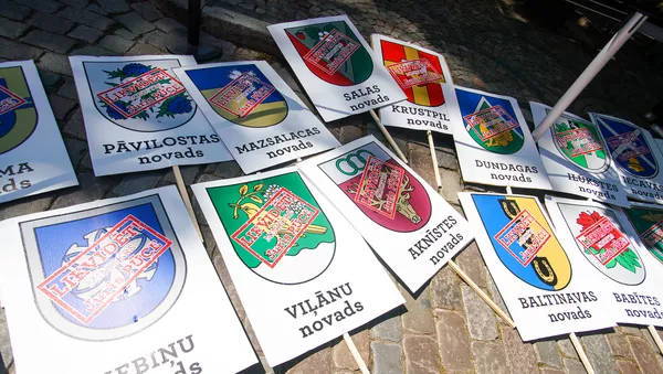 Пикет у здания Сейма против утверждения краевой реформы на удаленном заседании - Sputnik Latvija