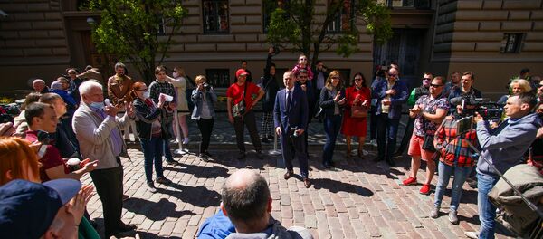 Пикет у здания Сейма против утверждения краевой реформы на удаленном заседании - Sputnik Латвия