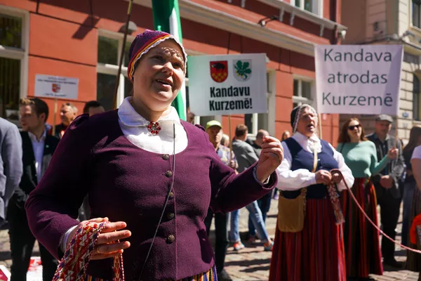 Пикет у здания Сейма против утверждения краевой реформы на удаленном заседании - Sputnik Латвия
