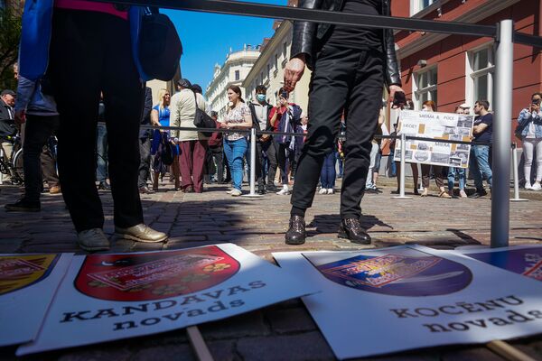 Униженная и разделенная Латвия: зачем люди с плакатами собрались у здания Сейма - Sputnik Латвия