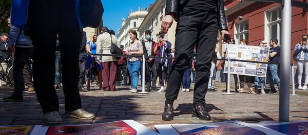 Пикет у здания Сейма против утверждения краевой реформы на удаленном заседании - Sputnik Латвия