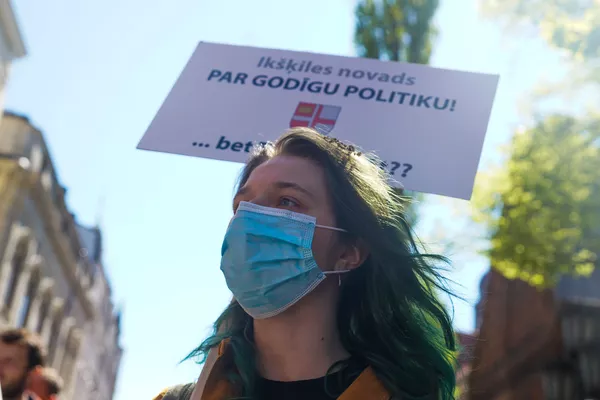 Пикет у здания Сейма против утверждения краевой реформы на удаленном заседании - Sputnik Латвия