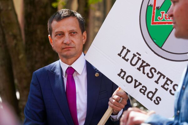 Униженная и разделенная Латвия: зачем люди с плакатами собрались у здания Сейма - Sputnik Латвия