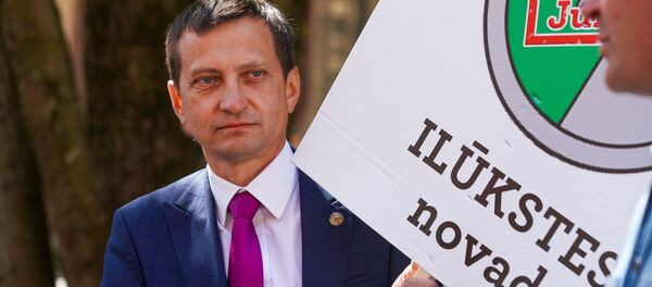 Арманд Краузе. Пикет у здания Сейма против утверждения краевой реформы на удаленном заседании Арманд Краузе. Пикет у здания Сейма против утверждения краевой реформы на удаленном заседании - Sputnik Латвия