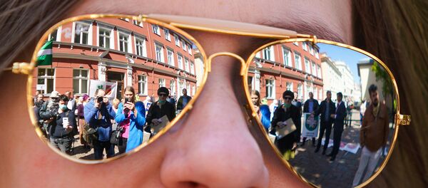Пикет у здания Сейма против утверждения краевой реформы на удаленном заседании Пикет у здания Сейма против утверждения краевой реформы на удаленном заседании - Sputnik Latvija