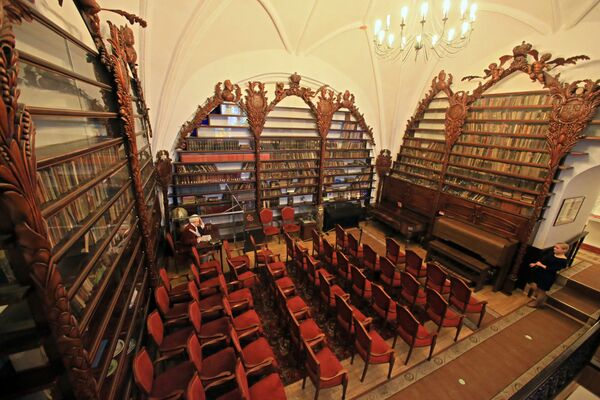 Стеллажи с книгами в читальном зале Валленродской библиотеки в Калининграде - Sputnik Латвия
