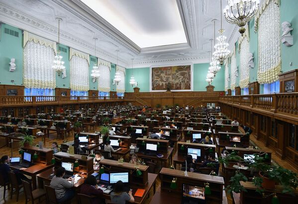 Читальный зал  в Российской государственной библиотеке в Москве - Sputnik Латвия
