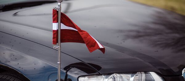 Флаг Латвии на правительственном автомобиле Флаг Латвии на правительственном автомобиле - Sputnik Латвия