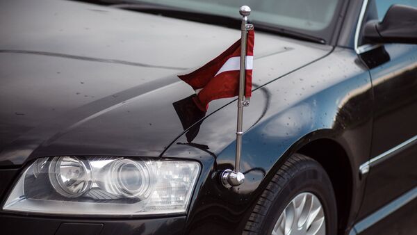 Флаг Латвии на правительственном автомобиле - Sputnik Latvija