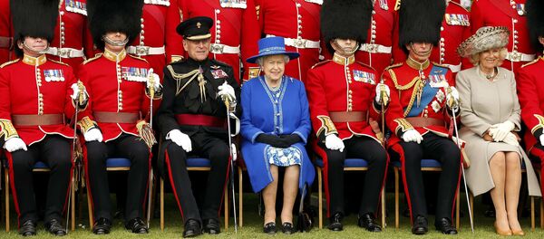 Королева Великобритании Елизавета II с принцем Филиппом в апреле 2015 Королева Великобритании Елизавета II с принцем Филиппом в апреле 2015 - Sputnik Latvija