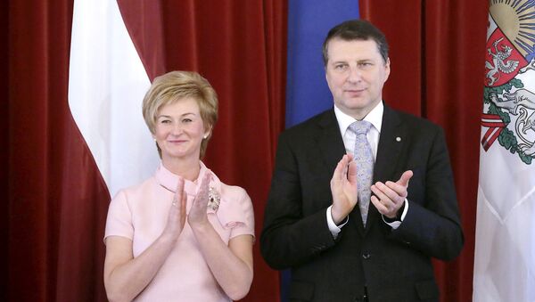 Президент Латвии Раймондс Вейонис с супругой Иветой Вейоне - Sputnik Латвия