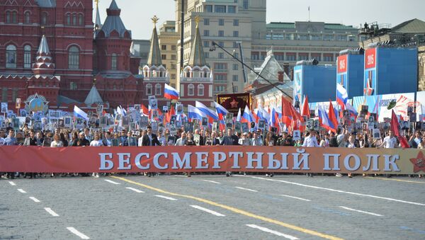 Шествие Бессмертный полк в центре Москвы. Архивное фото - Sputnik Латвия