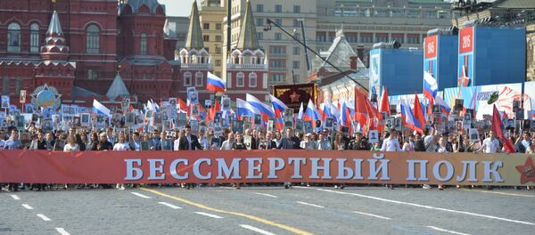 Шествие Бессмертный полк в центре Москвы. Архивное фото Шествие Бессмертный полк в центре Москвы. Архивное фото - Sputnik Latvija