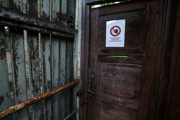 Дверь в заборе вокруг бывшего велотрека Марс с надписью Посторонним вход воспрещен - Sputnik Латвия