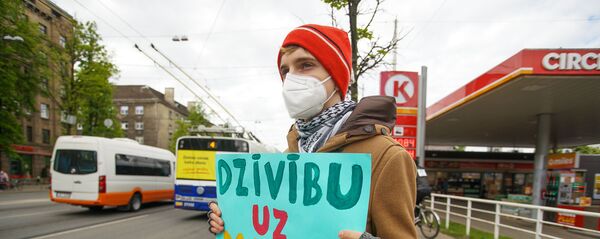 Активисты проводят пикет против строительства здания СГБ на месте бывшего велотрека Mars Активисты проводят пикет против строительства здания СГБ на месте бывшего велотрека Mars - Sputnik Latvija