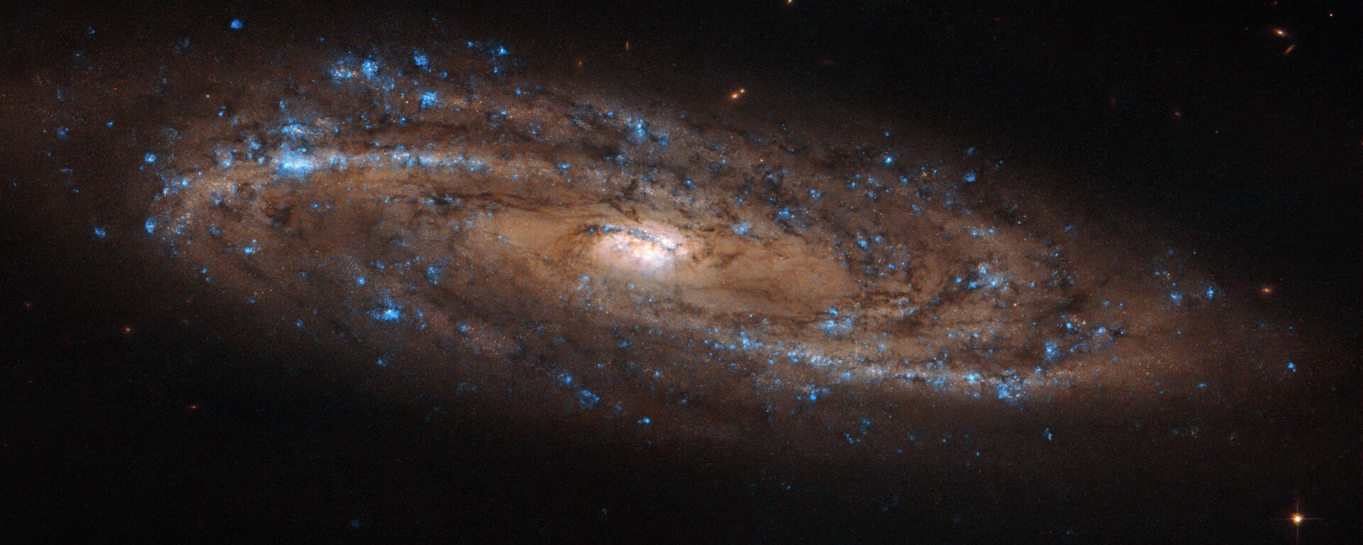 Спиральная галактика NGC 4100 - Sputnik Латвия, 1920, 28.11.2025