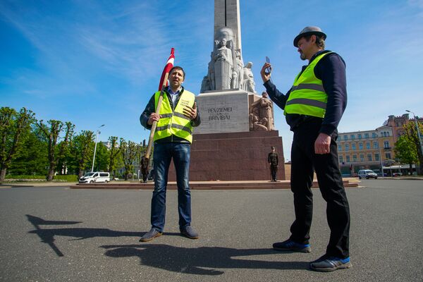 Активистов Фронта народной власти схватили и задержали у памятника Свободы в Риге - Sputnik Латвия