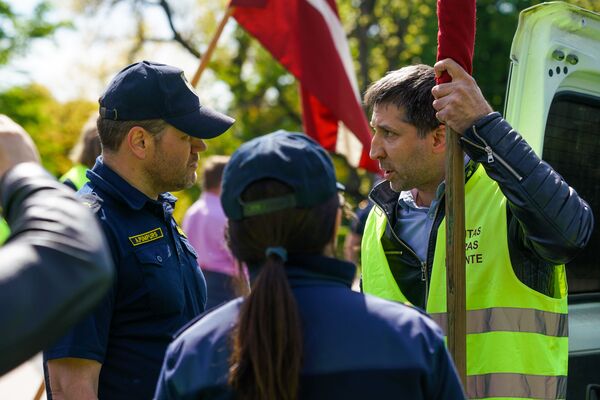 Активистов Фронта народной власти схватили и задержали у памятника Свободы в Риге - Sputnik Латвия