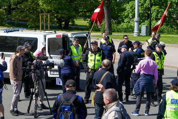 Активистов Фронта народной власти схватили и задержали у памятника Свободы в Риге - Sputnik Латвия