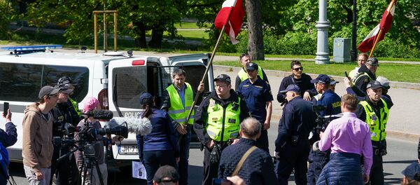 Полицейские и лидер ФНВ Валентин Еремеев. - Sputnik Latvija