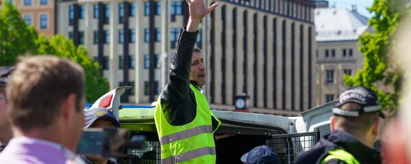 Лидер ФНВ Валентин Еремеев садится в полицейскую машину. - Sputnik Латвия