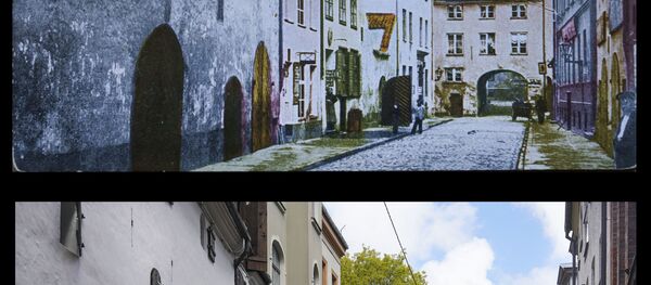 Улица Алдару и Шведские ворота в Старой Риге. Открытка (сверху) и современная фотография Улица Алдару и Шведские ворота в Старой Риге. Открытка (сверху) и современная фотография - Sputnik Латвия