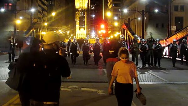 США: протесты превращаются в вандализм и грабежи в Чикаго - Sputnik Латвия
