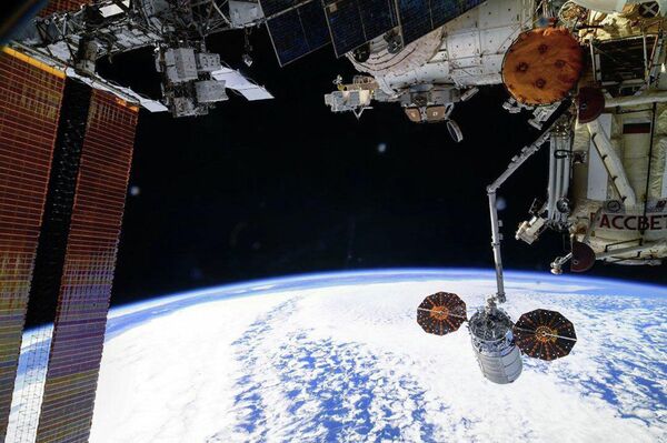 Kravas kuģa Cygnus atiešana no Starptautiskās kosmosa stacijas - Sputnik Latvija