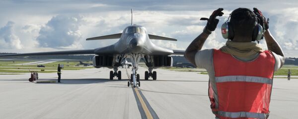 Американский бомбардировщик B-1B Lancer на взлетно-посадочной полосе Американский бомбардировщик B-1B Lancer на взлетно-посадочной полосе - Sputnik Latvija