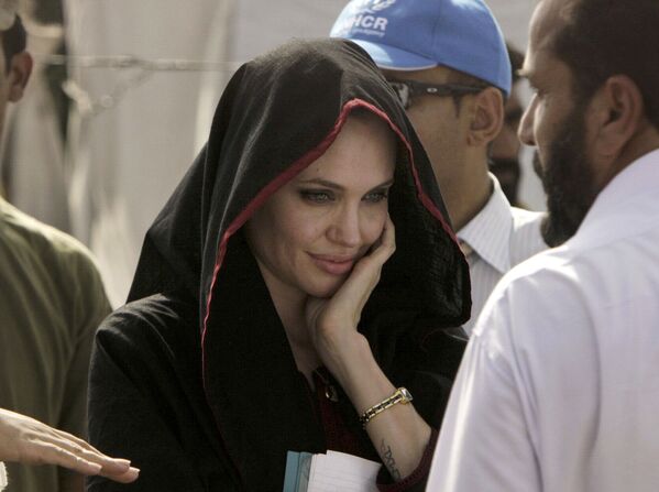 Американская актриса Анджелина Джоли во время посещения лагеря в Пакистане. - Sputnik Латвия