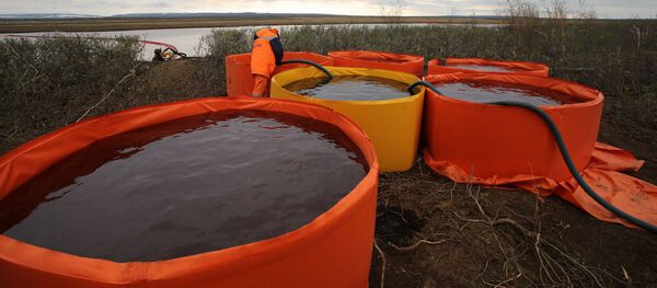 Сотрудники Морской спасательной службы проводят работы по ликвидации нефтяного пятна в устье реки Амбарная - Sputnik Latvija