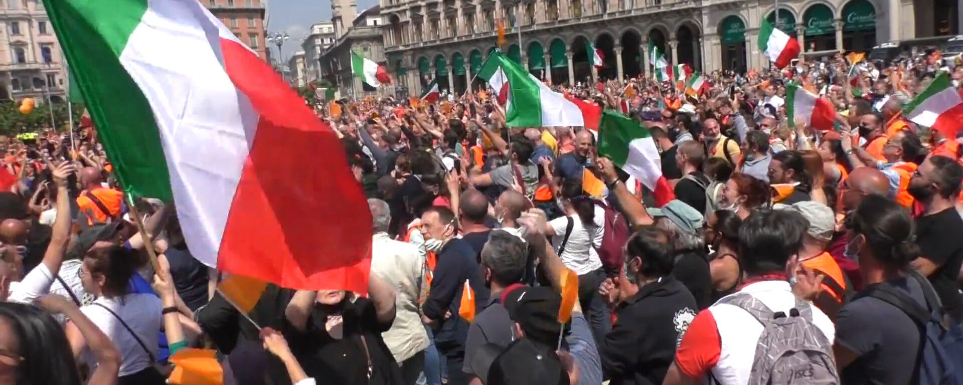 Оранжевые жилеты: Италию захлестнула волна протестов против правительства - Sputnik Латвия, 1920, 04.06.2020