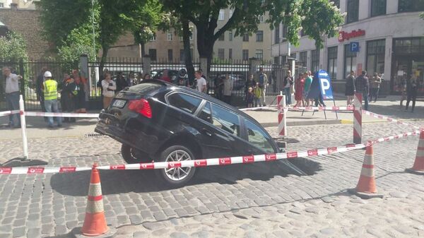 Две машины провалились под брусчатку в центре Риги - Sputnik Латвия