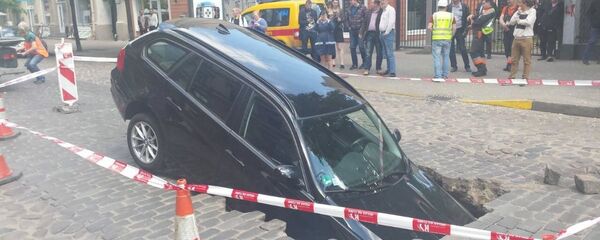 Автомобиль провалился в яму на улице Гертрудес - Sputnik Latvija