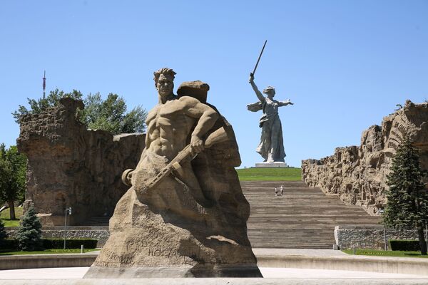 Монумент Родина-мать зовет! на Мамаевом кургане в Волгограде после реставрации. - Sputnik Латвия